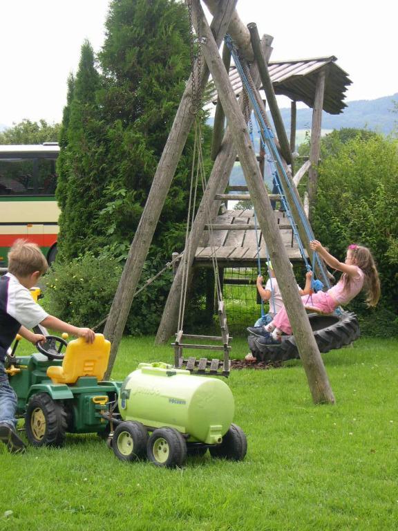Baby- Und Kinderhof Aicherbauer Seeham ภายนอก รูปภาพ